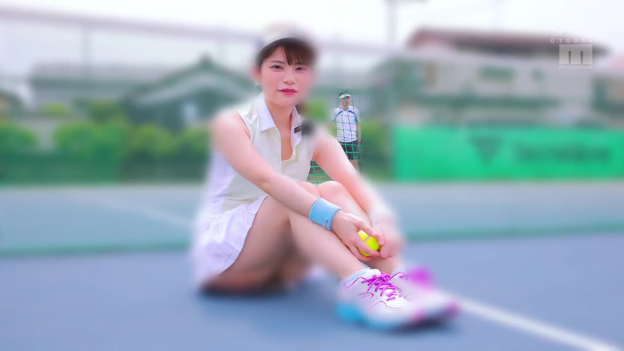 Sitting Posture · Whole body · Smile · 休息 · 运动风 · 网球 · 户外网球场 · 白色网球服