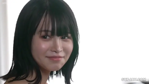 室内 · 面部特写 · 注视 · 亚洲女性 · 裸肩 · 羞涩微笑 · 微侧身