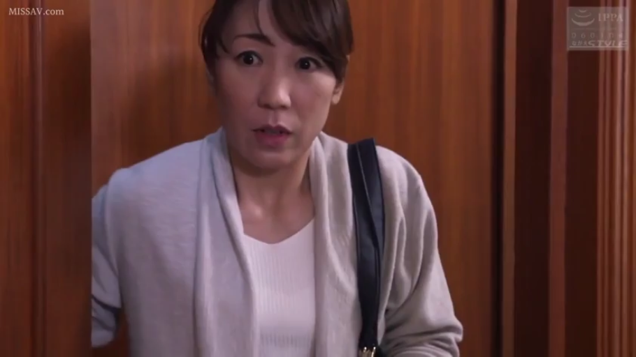 顔のクローズアップ · 门口 · 立ち姿勢 · 剧情片 · 米色开衫 · 惊讶表情 · 进门行为 · 单肩包道具