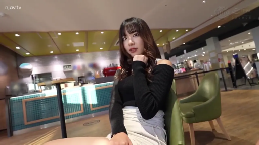 坐姿 · 中景 · 自然 · 椅子 · 注视镜头 · 长发 · 咖啡厅 · 露肩长袖上衣