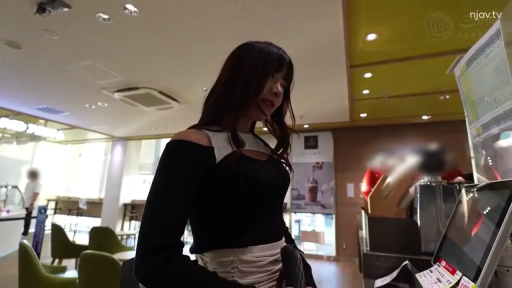 室内 · 专注 · 站立 · 中景 · 黑色长袖 · 咖啡店 · 收银机 · 柜台等候