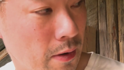 室内 · 严肃 · 面部特写 · 注视 · 特写 · 白色T恤 · 正面