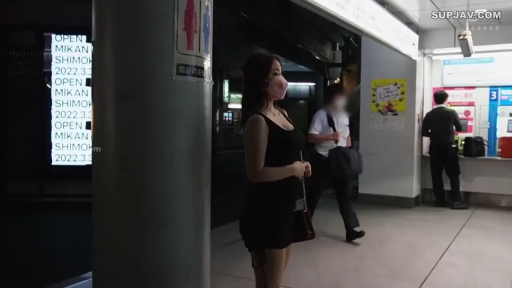 全身 · 站立 · 黑色吊带裙 · 地铁站