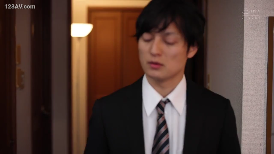 室内 · 站立 · 闭眼 · 半身 · 西装 · 男性