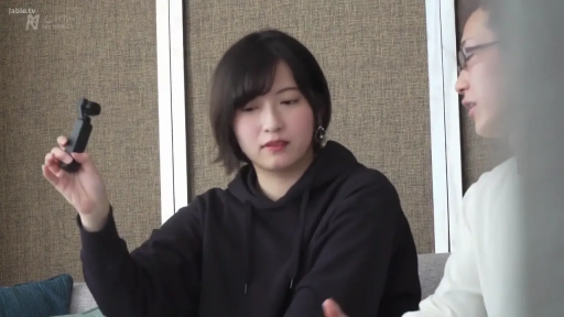 马赛克 · 沙发 · 客厅 · 开腿坐姿 · 冷静 · 足交 · 腿部特写 · 背心短裤