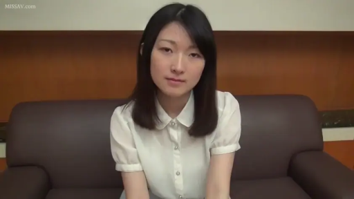 室内 · 单人 · 平静 · 白衬衫 · 沙发 · 面对镜头 · 正坐 · 半身近景