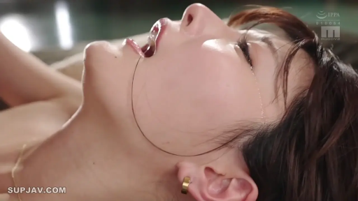 室内 · 迷离 · 仰卧 · 呻吟 · 裸露 · 侧脸 · 微距