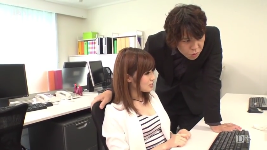 坐姿 · 专注 · 办公室 · 中景 · 电脑 · 职业装 · 交流 · 职场