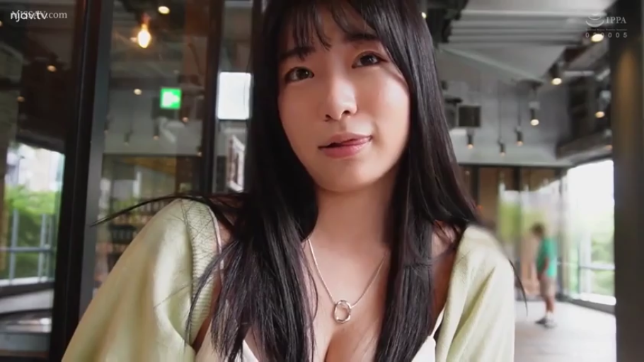 坐姿 · 上半身特写 · 浅绿色针织衫 · 咖啡厅 · 舔嘴唇