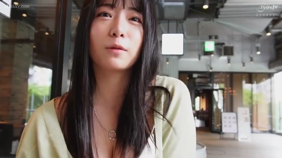 胸部特写 · 自然 · 注视 · 室内餐厅 · 浅绿色针织衫 · 正面对坐