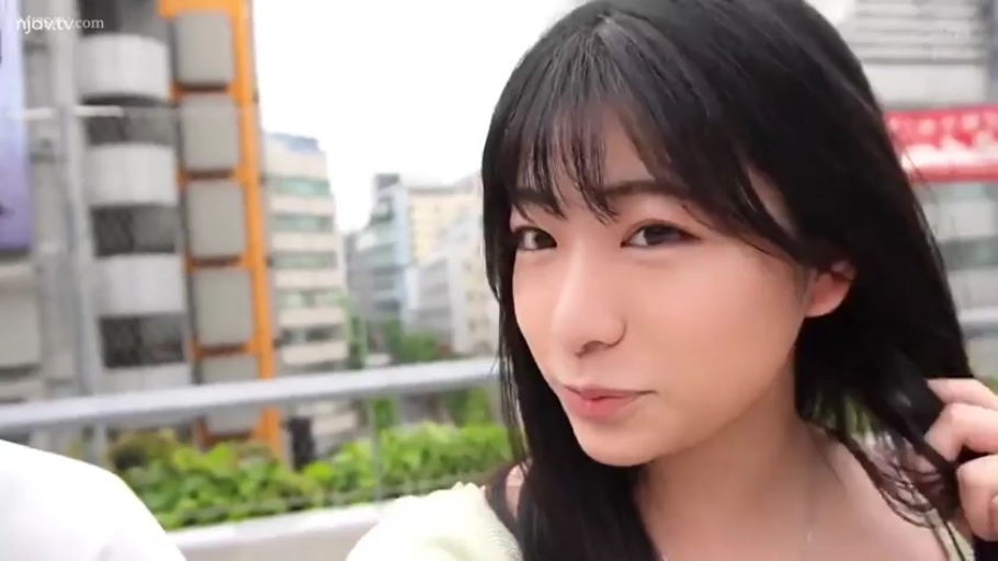 脸部 · 站姿 · 平静 · 室外 · 浅绿色上衣 · 长黑发 · 撩拨头发