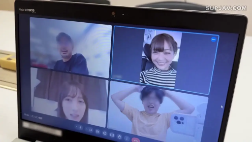 室内 · 座り姿勢 · 面部 · 微笑 · 笔记本电脑 · 私服 · 多人 · 视频通话