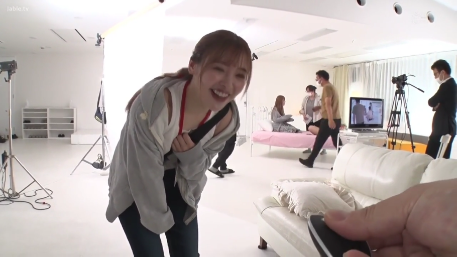 室内摄影棚 · 灰色外套 · 弯腰前倾 · 监视器 · 幕后花絮 · 开心大笑 · 欢笑互动