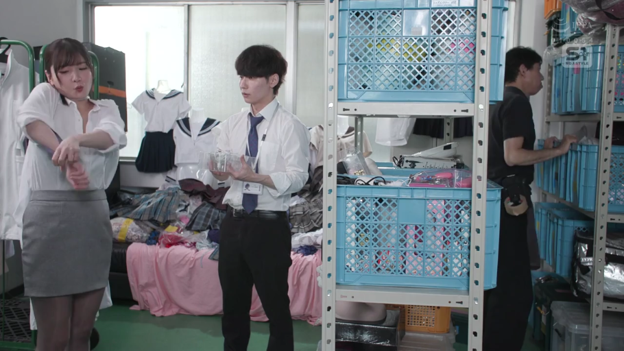 站立 · 中景 · 货架 · 仓库 · OL职业装 · 搞怪 · 整理衣袖