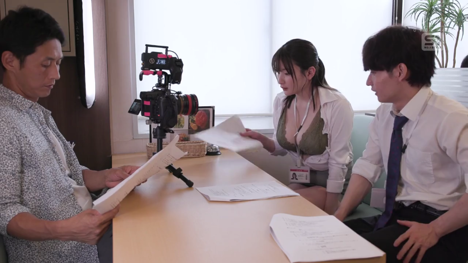 办公室 · 认真 · 职场白衬衫领带 · 办公文件 · 女性胸部特写
