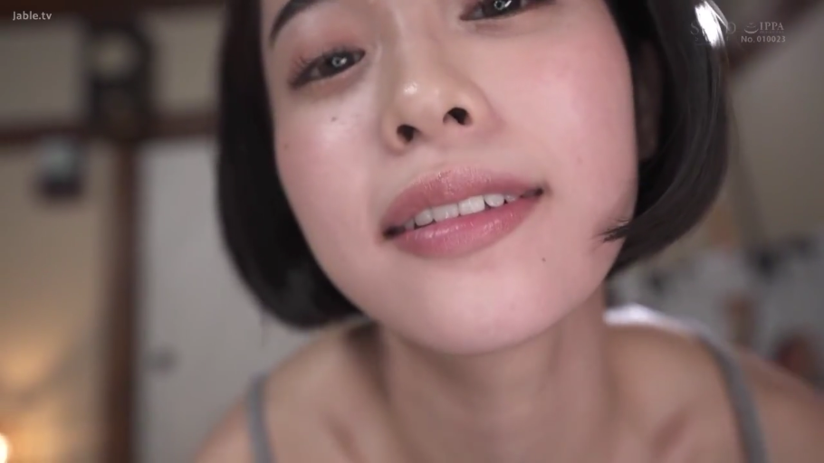 Japanese-style room · 面部特写 · Eye contact · 短发 · 俯身跪坐 · 俏皮 · 灰色吊带