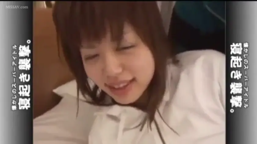 室内 · 微笑 · 枕头 · 面部特写 · 近景 · 侧卧 · 白色卫衣 · 温柔表情