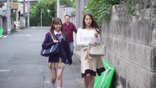 自然 · 裙装 · 街道 · 行走 · 户外 · 包袋 · 尾随