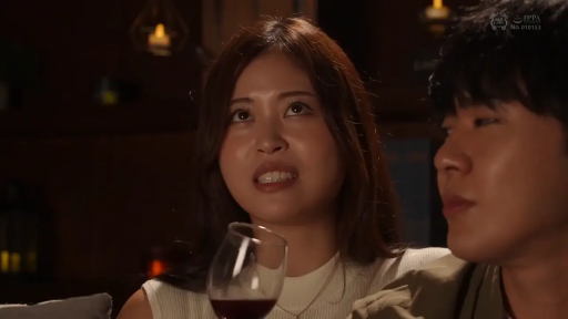 室內 · 坐姿 · 交谈 · 脸部 · 微笑 · 白色上衣 · 酒杯