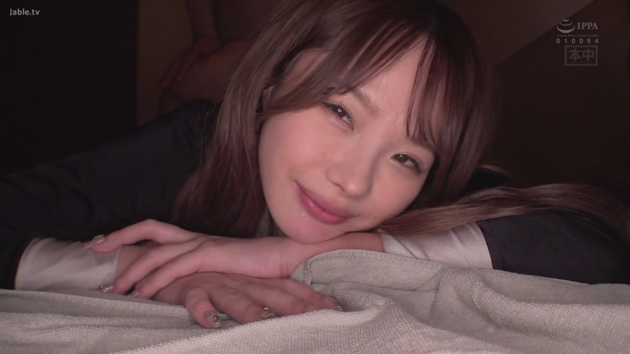 面部特写 · 长发 · 凝视镜头 · 卧室床上 · 长袖上衣 · 趴卧姿势 · 恬静自然