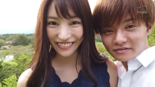 脸部 · 无袖上衣 · 微笑 · 户外 · 情侣 · 拍照 · 并排