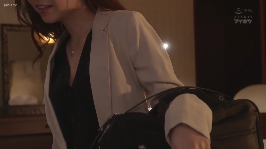 俯身 · 微笑 · 职业装 · 手提包 · 酒店 · 上半身 · OL · 整理包袋