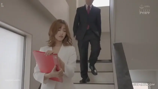 中景 · 楼梯间 · 职业装