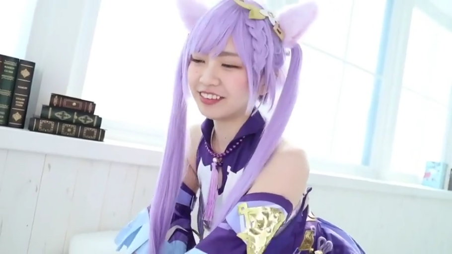 室内 · 坐姿 · 微笑 · 半身特写 · 书籍 · 互动 · 紫发 · 刻晴COS服