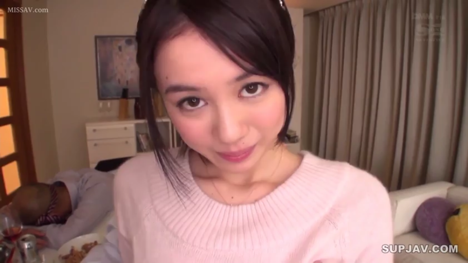 室内 · 前倾 · 脸部特写 · 妩媚 · 注视镜头 · 粉色毛衣