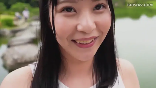 顔 · 站立 · 微笑 · 白いタンクトップ · 清纯 · 生活照 · 户外公园