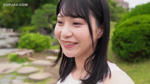 站立 · 微笑 · 面部特写 · 水印 · 户外园林 · 谈话交流 · 白色无袖背心