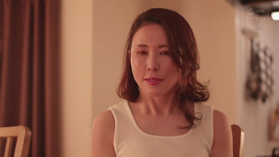 室内 · 坐姿 · 平静 · 面部特写 · 白色背心 · 注视 · 椅子 · 熟女