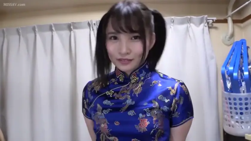 室内 · 站立 · 微笑 · 对视 · 上半身特写 · 双马尾 · 旗袍 · 晾衣架