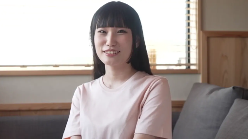 室内 · 坐姿 · 半身 · 粉色T恤