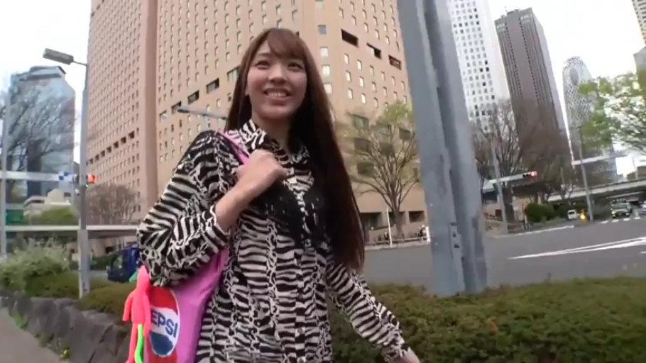 微笑 · 半身 · 行走 · 挎包 · 开心 · 街拍 · 街头 · 斑纹上衣