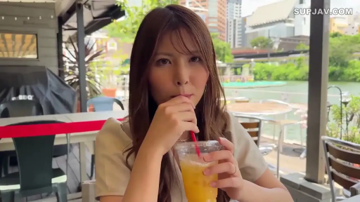 坐姿 · 臉部特寫 · 平靜 · 便服 · 户外 · 喝饮料 · 塑料杯 · 露天餐厅