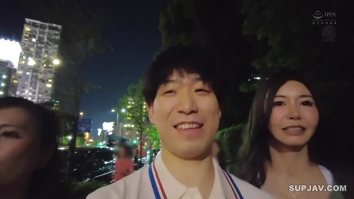 站立 · 微笑 · 休閒裝 · 交流 · 近景 · 街头采访 · 城市街头