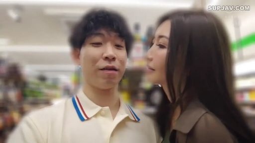 专注 · 荧光黄比基尼 · 趴伏 · 全景 · 三人性交 · 更衣室 · 长凳 · 纹身