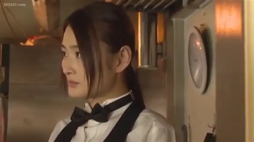 专注 · 脸部特写 · 厨房 · 凝视 · 蝴蝶结 · 亚洲女性 · 服务员制服 · 侧面站立