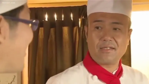 交谈 · 站立 · 面部特写 · 餐厅 · 惊慌 · 男性 · 厨师服 · 厨师帽