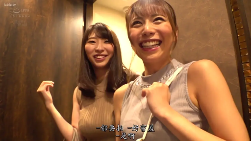 室内 · 站立 · 中景 · 大笑 · 嬉笑 · 素人风格 · 包带 · 紧身无袖上衣