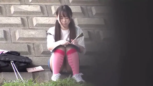 坐姿 · 中景 · 平静 · 过膝袜 · 笔记本 · 书写记录 · 户外墙边 · 清纯学生风