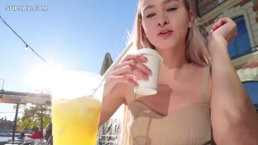 坐姿 · 自然 · 半身 · 户外 · 金发 · 纸杯 · 米色吊带 · 拿杯子