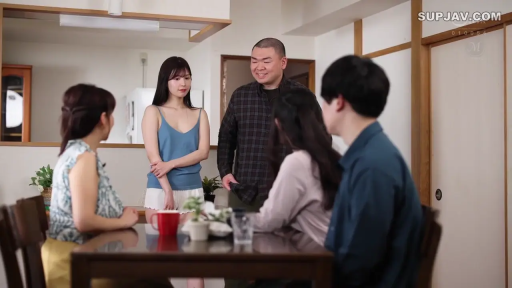 站立 · 全景 · 自然 · 客厅 · 聊天 · 吊带背心