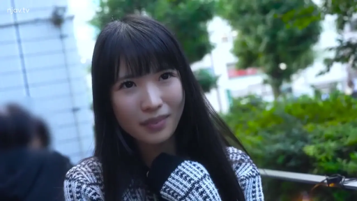 微笑 · 面部特写 · 注视 · 户外 · 正面 · 针织毛衣 · 黑长直