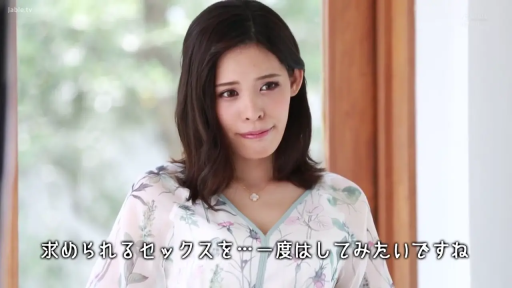 室内 · 面部 · 低头 · 字幕 · 站姿 · 平静 · 项链 · 碎花裙