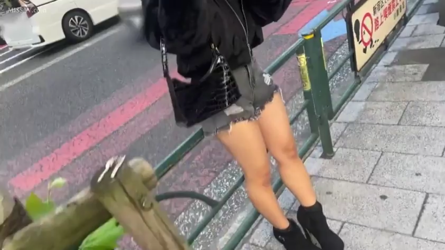 短靴 · 腿部特写 · 侧站 · 护栏旁