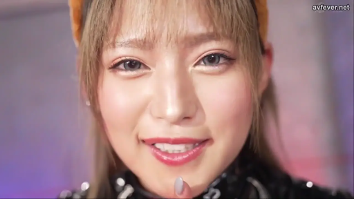 室内 · 微笑 · 顔のクローズアップ · 正面 · 发箍 · 染发 · 黑色皮革装 · 手指抵下巴