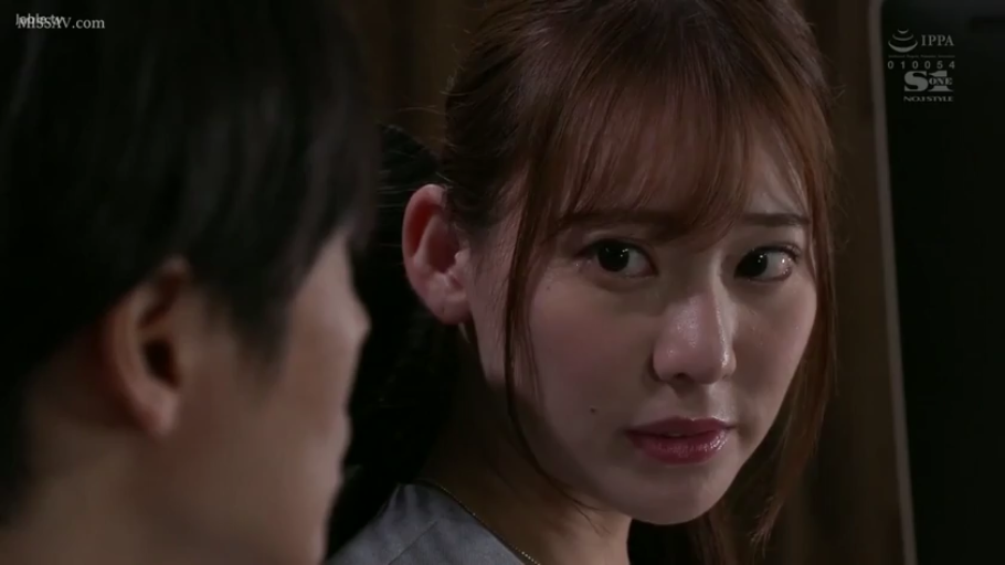 室内 · 面部特写 · 注视 · 休闲服 · 忧虑 · 侧头 · 日本