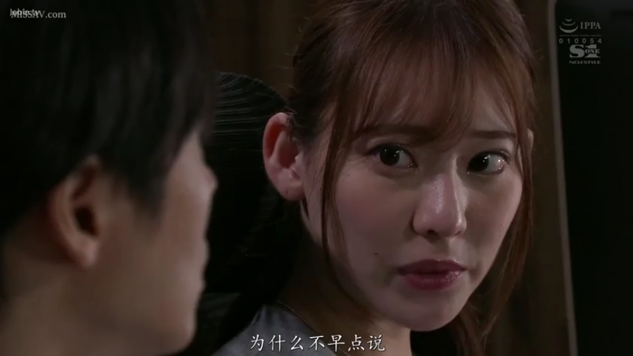 办公室 · 坐姿 · 严肃 · 电脑 · 面部特写 · 深色上衣 · 交流